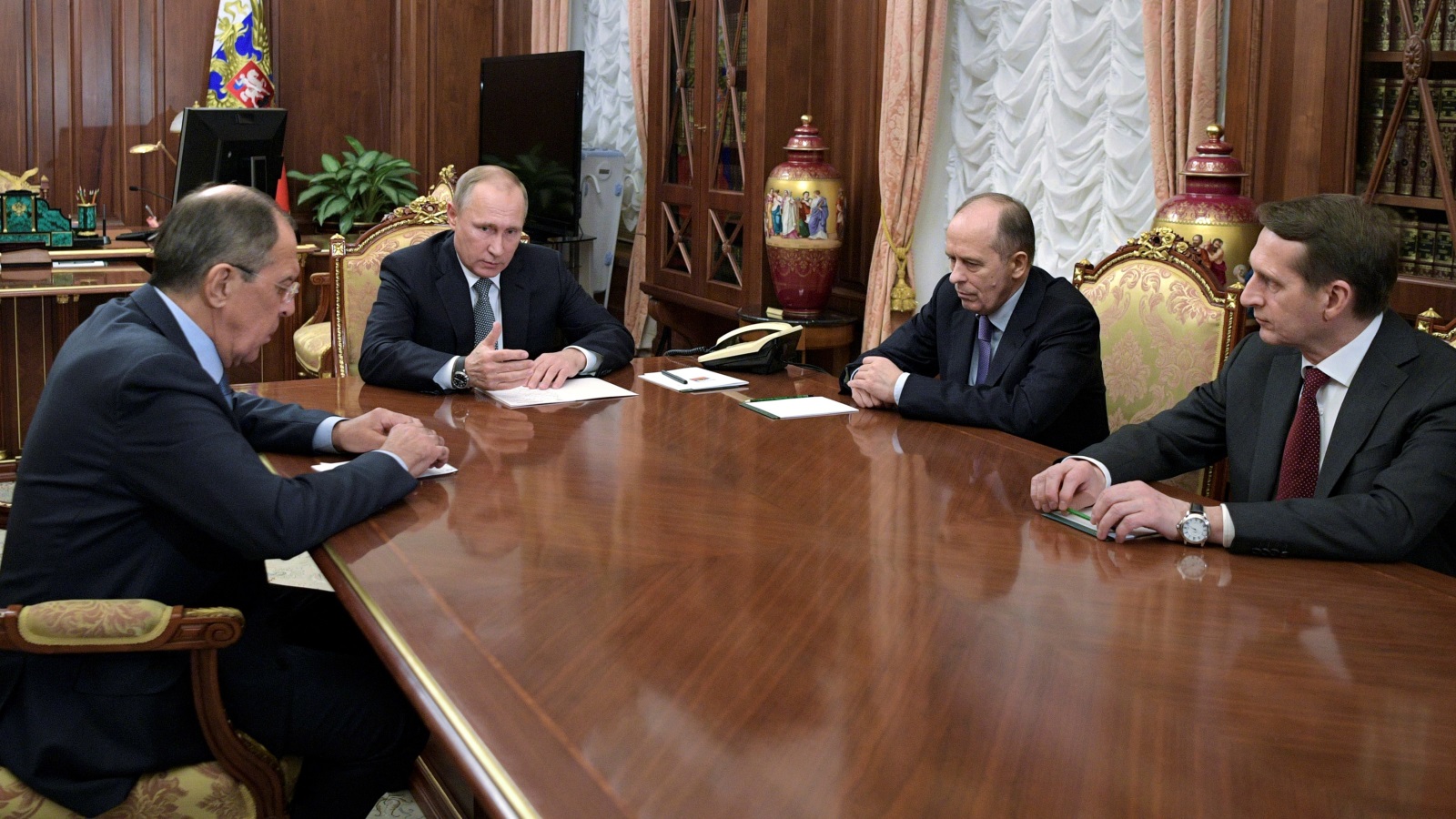 اجتماع بوتين مع مسؤولون في الوكالات الاستخباراتية الروسية (رويترز)