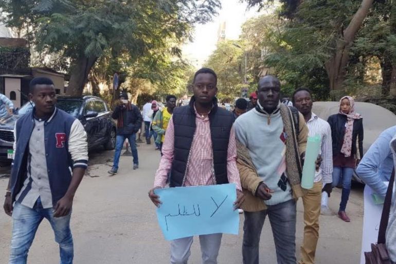 محمد اليماني - المحتجون رفعوا لافتات كتب عليها "لا للظلم" دعمًا للاحتجاجات المتواصلة في السودان (مواقع التواصل الاجتماعي) - تحذيرات للجالية السودانية بمصر من التظاهر