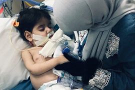 صورة نقلها مركز العلاقات العلاقات الأميركية الإسلامية (كير) عن وكالة أسوشيتد برس للطفل مع والدته بالمستشفى