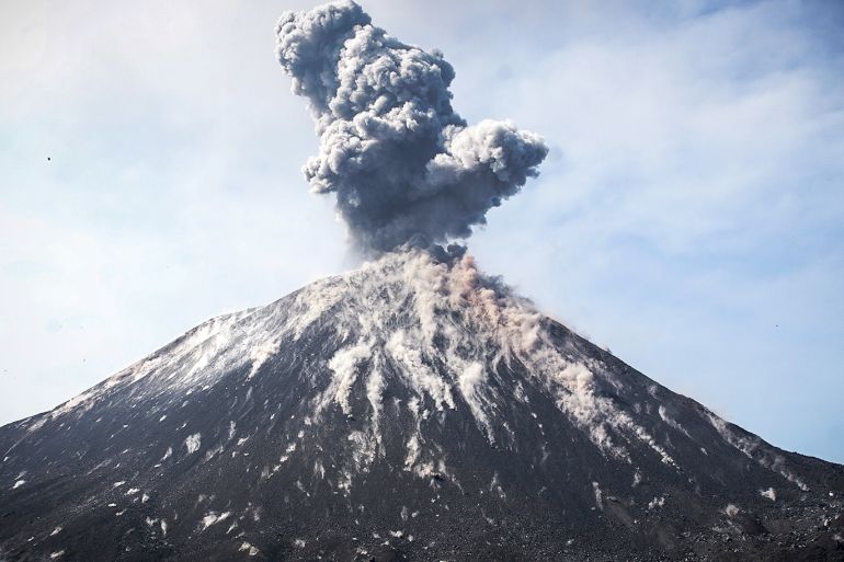epa07246109 (FILE) - A plume of ash erupts from Mount Anak Krakatau volcano as seen from Rakata Island in Lampung province, Indonesia, 18 July 2018 (reissued 23 December 2018). A tsunami that hit coastal areas around Indonesia's Sunda Straight has killed at least 43 people and injured over 580 others. Local authorities believe the tsunami may have been caused by volcanic activity related to Anak Krakatau. EPA-EFE/GHAZALI