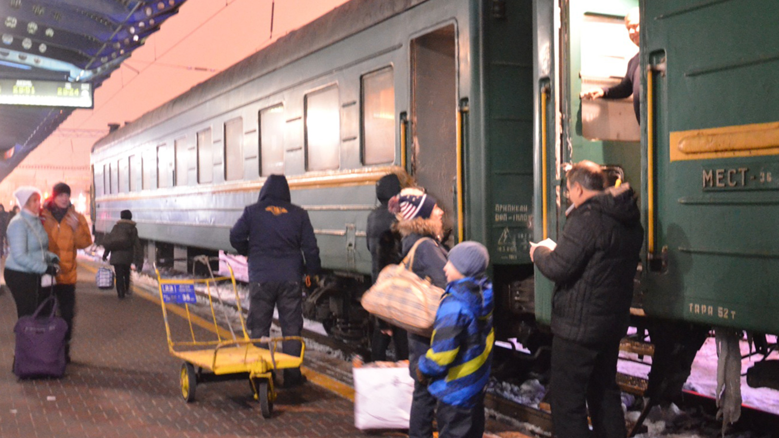 القطارات المباشرة والعابرة باتت الخيار شبه الوحيد للتنقل بين أوكرانيا وروسيا (الجزيرة)