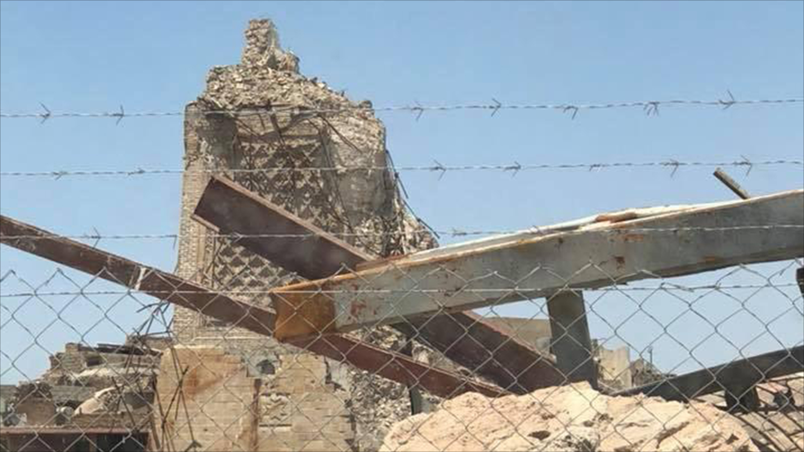 ‪منارة الحدباء التي وعدت الإمارات بإعادة بنائها لم تزل على حالها حتى اليوم‬ (الجزيرة)