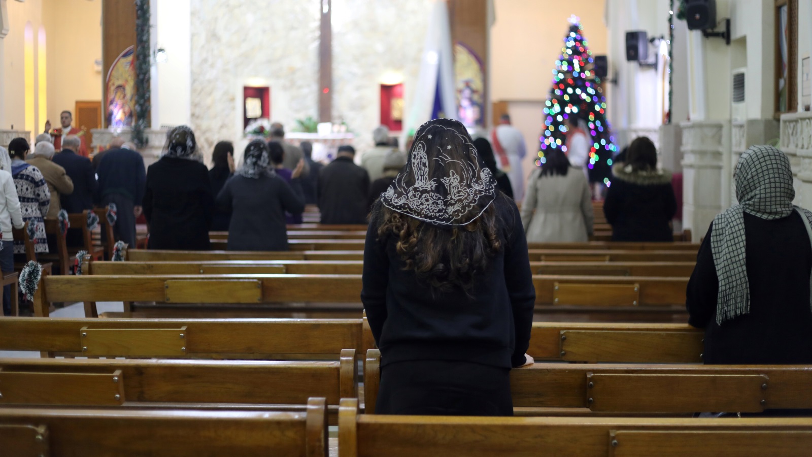 مسيحيون يصلون في إحدى الكنائس في بغداد