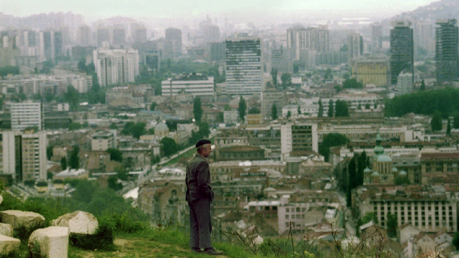 مشهد لمدينة سراييفو عام 1995 بعد سنوات من الحرب والدمار (رويترز)
