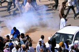تجدد الاحتجاجات بالخرطوم.. والشرطة تطلق الرصاص على المتظاهرين