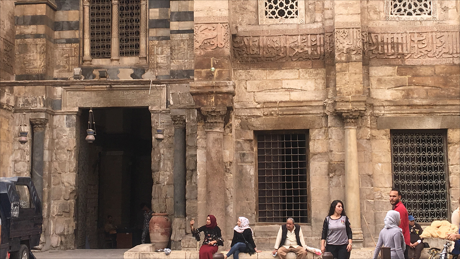 ‪اللقب أعلى النافذة المجاورة لمدخل مجموعة السلطان المنصور قلاوون بالقاهرة‬ (الجزيرة)