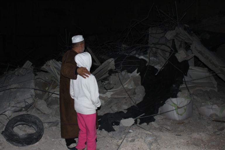 القدس - نعيم أبو دويح وطفلته إسراء في موقع المنزل المهدوم (الجزيرة نت)