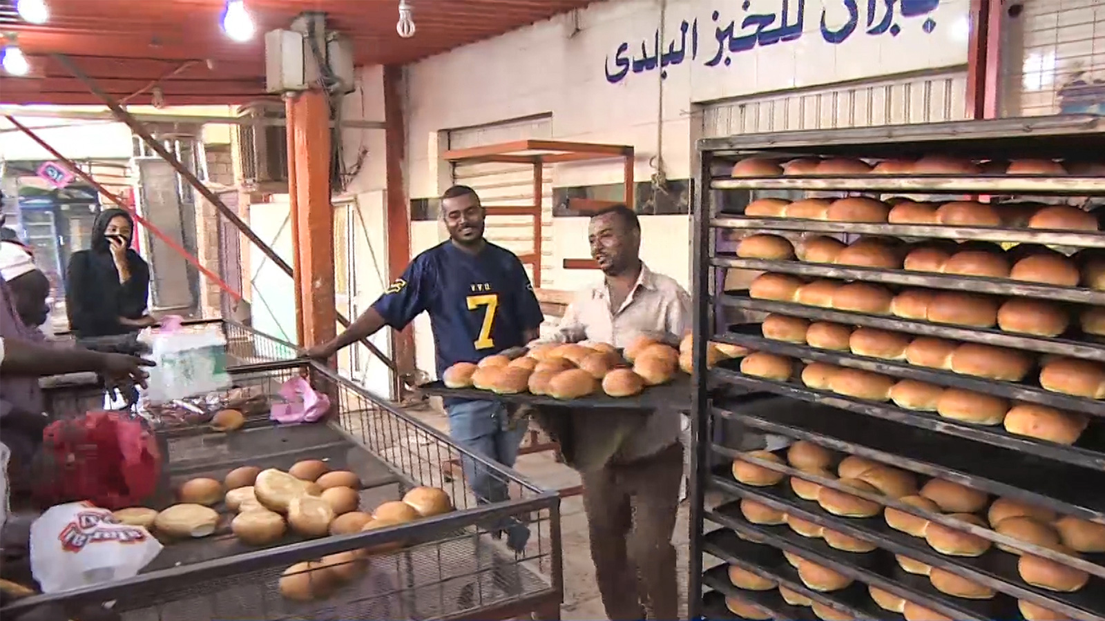 أزمة الخبز في السودان بدأت قبل أسابيع من تفجر الاحتجاجات 