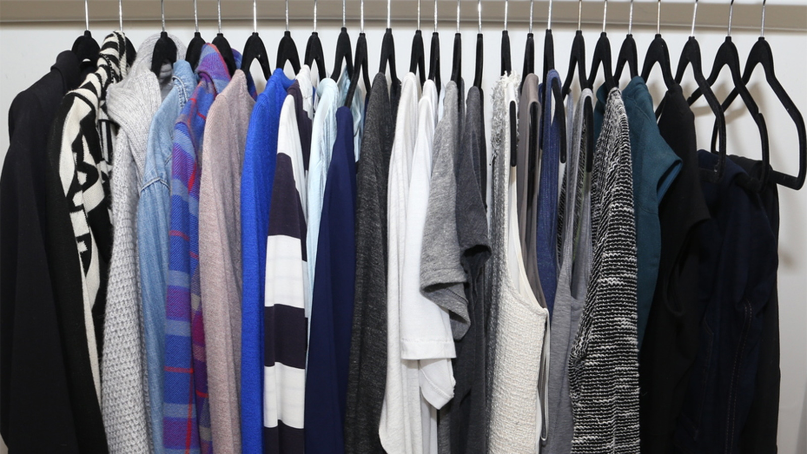 ‪ترتيب الملابس داخل الخزانة حسب النوعيات المماثلة والألوان المتناسقة‬ (مواقع التواصل الاجتماعي)