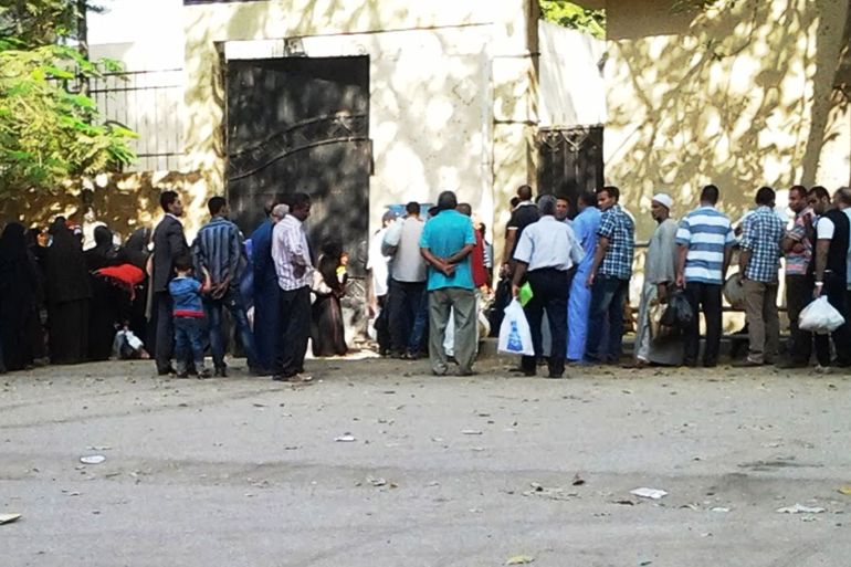 يعاني ذوو السجناء في لقائهم أو إيصال الطعام إليهم. (تصوير خاص"أرشيفي" لانتظار ذوي السجناء لزيارة ذويهم ـ القاهرة ـ 2013).