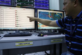 senior science research specialist shows computer data on a 6.2-magnitude earthquake recorded by the Philippine Institute of Volcanology and Seismology (Phivolcs) in Quezon City, east of Manila, Philippines, 11 August 2017.