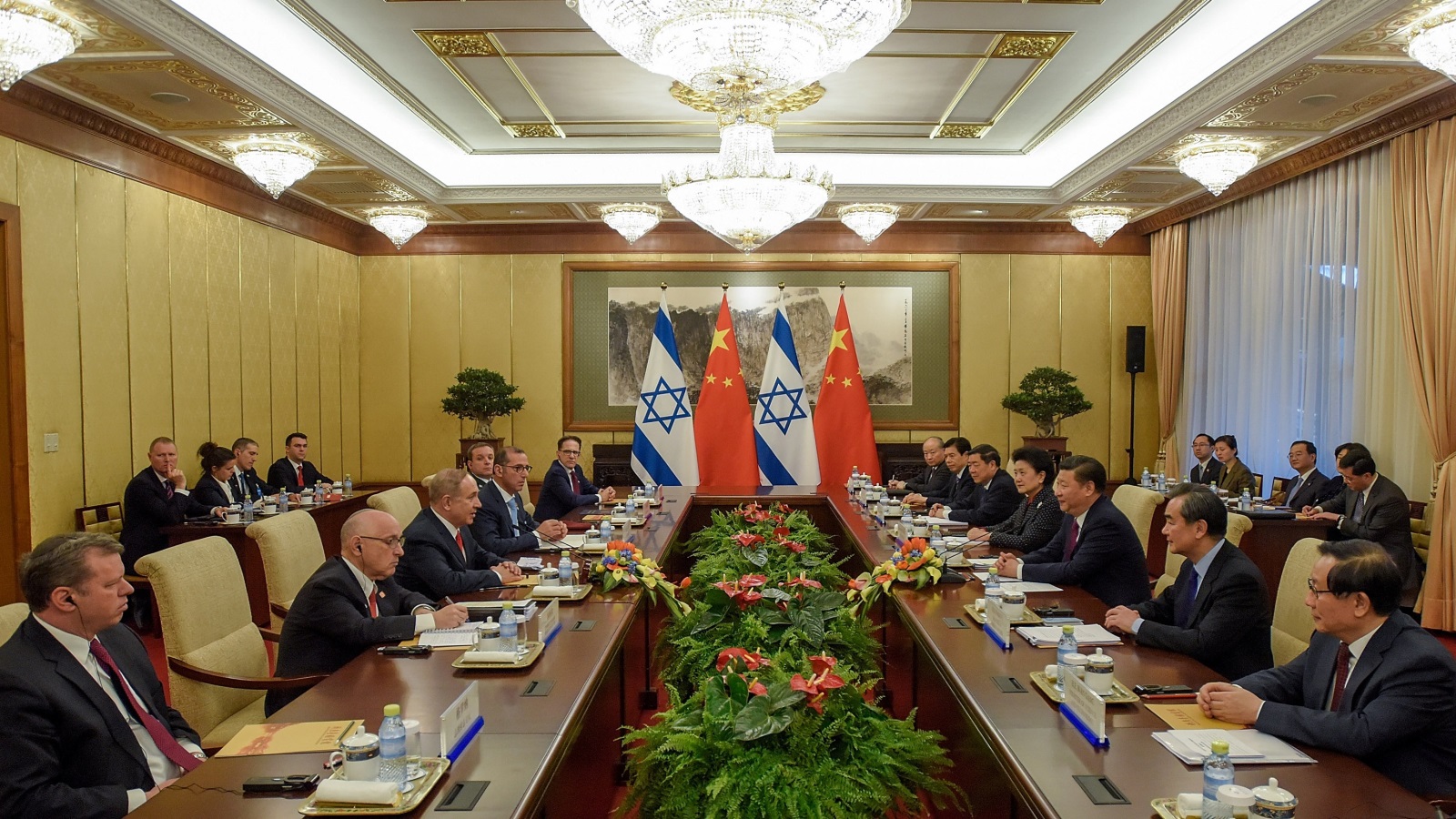 لقاء جمع رئيس الوزراء الإسرائيلي نتنياهو والرئيس الصيني شي جين بينغ (رويترز)