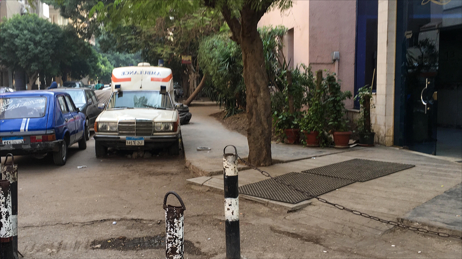‪سيارة إسعاف أمام أحد المستشفيات‬ (الجزيرة)