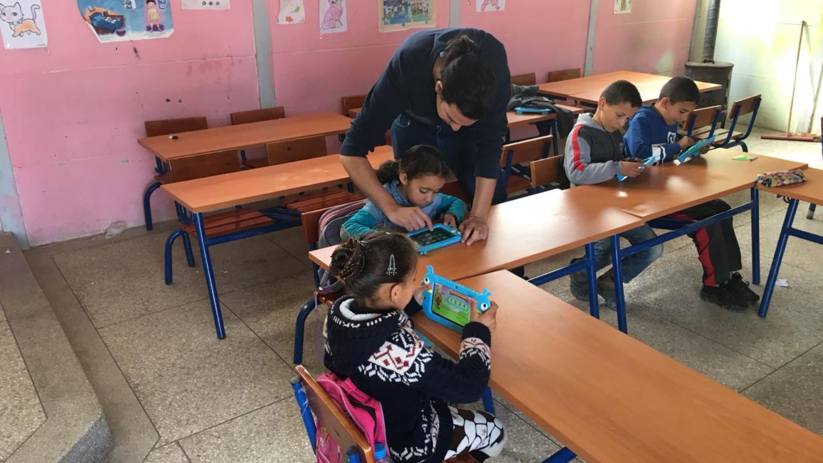 حميدي لحظة تدريسه تلاميذ بقرية في مدينة صفرو بالمغرب (الجزيرة)