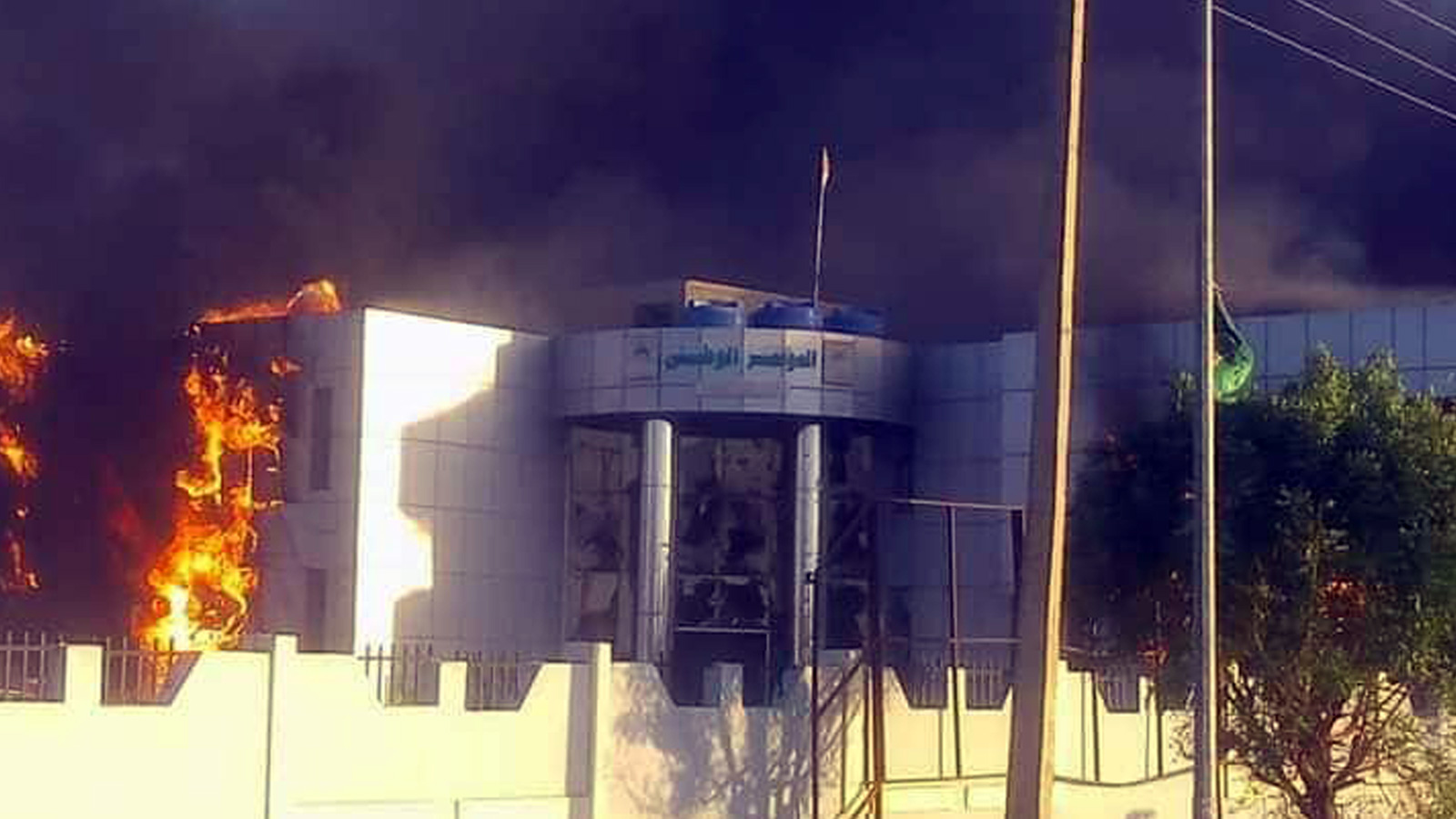 ‪صورة تداولها ناشطون تظهر حرق مقر حزب المؤتمر الوطني بمدينة عطبرة‬ (مواقع التواصل)