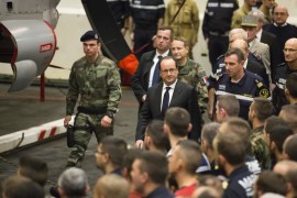 French President Francois Hollande (C) visits troops aboard the Charles de Gaulle aircraft carrier deployed in the Mediterranean Sea off the coast of Syria, December 4, 2015. The carrier, which has 38 warplanes on board, was deployed to the east Mediterranean just days after Islamic State claimed responsibility for attacks in Paris that killed 130 people. The French carrier holds some 1,900 personnel and is accompanied by an attack submarine, several frigates, refueling