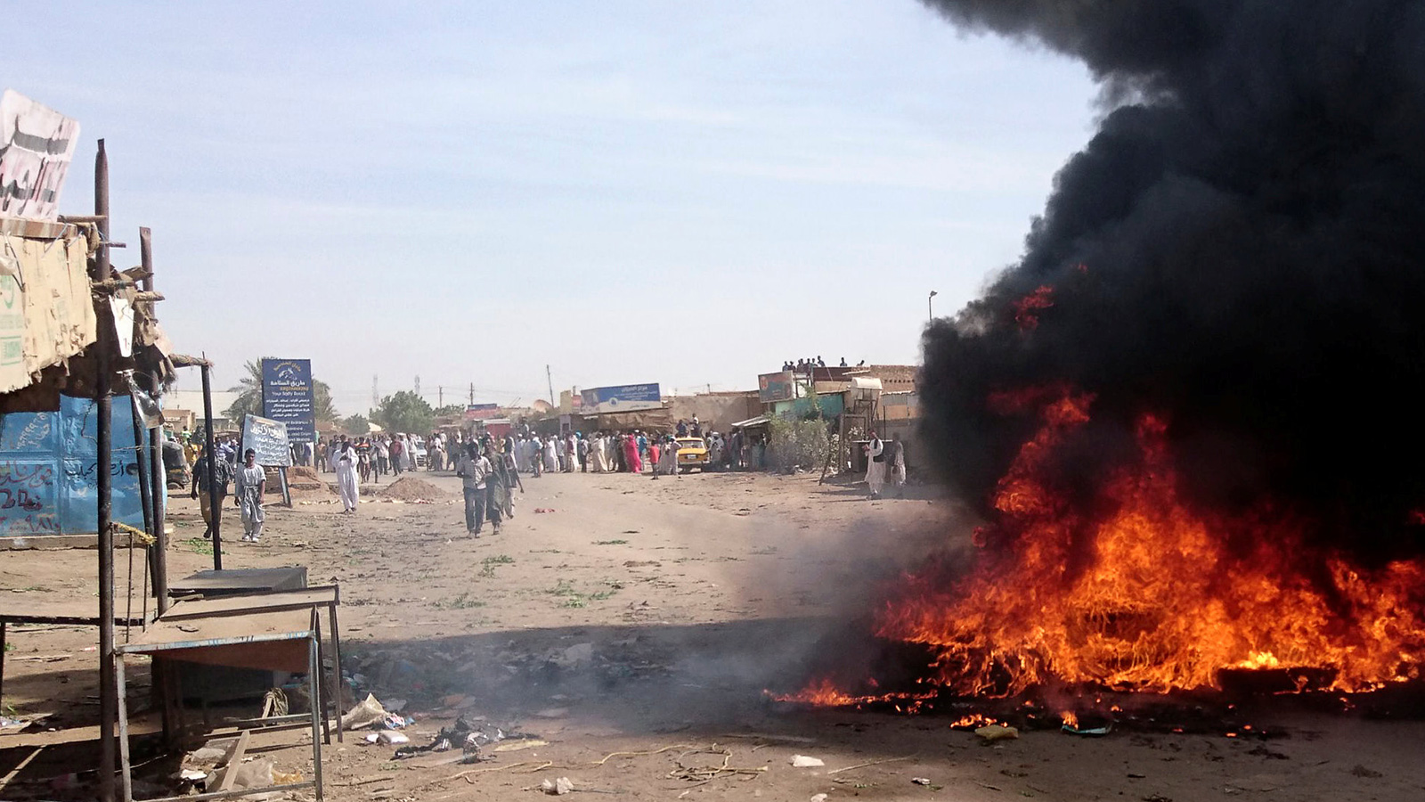الخارجية السودانية قالت إن بعض الاحتجاجات جنحت للتخريب والنهب والاعتداء على الممتلكات (رويترز)