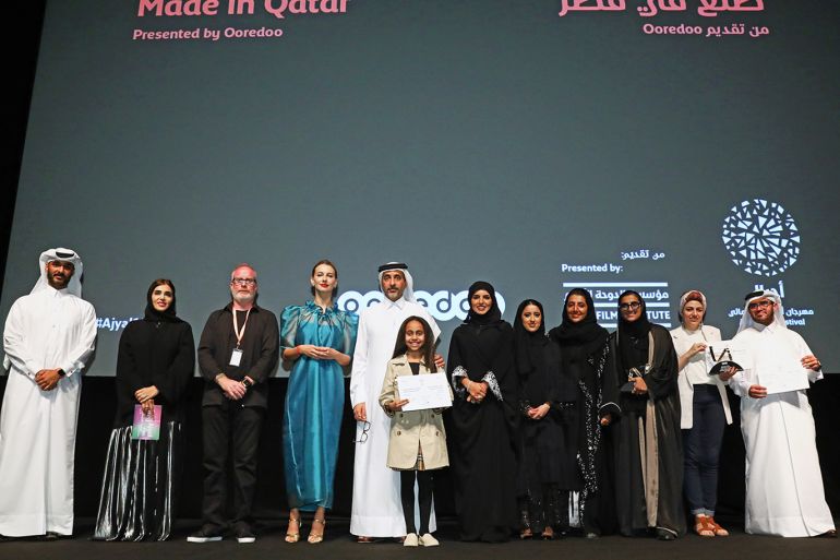 الفائزين مع وزير الثقافة القطري ولجنة التحكيم