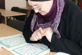 هالينا مهتمة باللغة العربية لحفظ وقراءة القرآن بعد إسلامها (1)