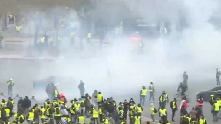 الشرطة الفرنسية ترد بالغاز والماء على أصحاب السترات الصفراء