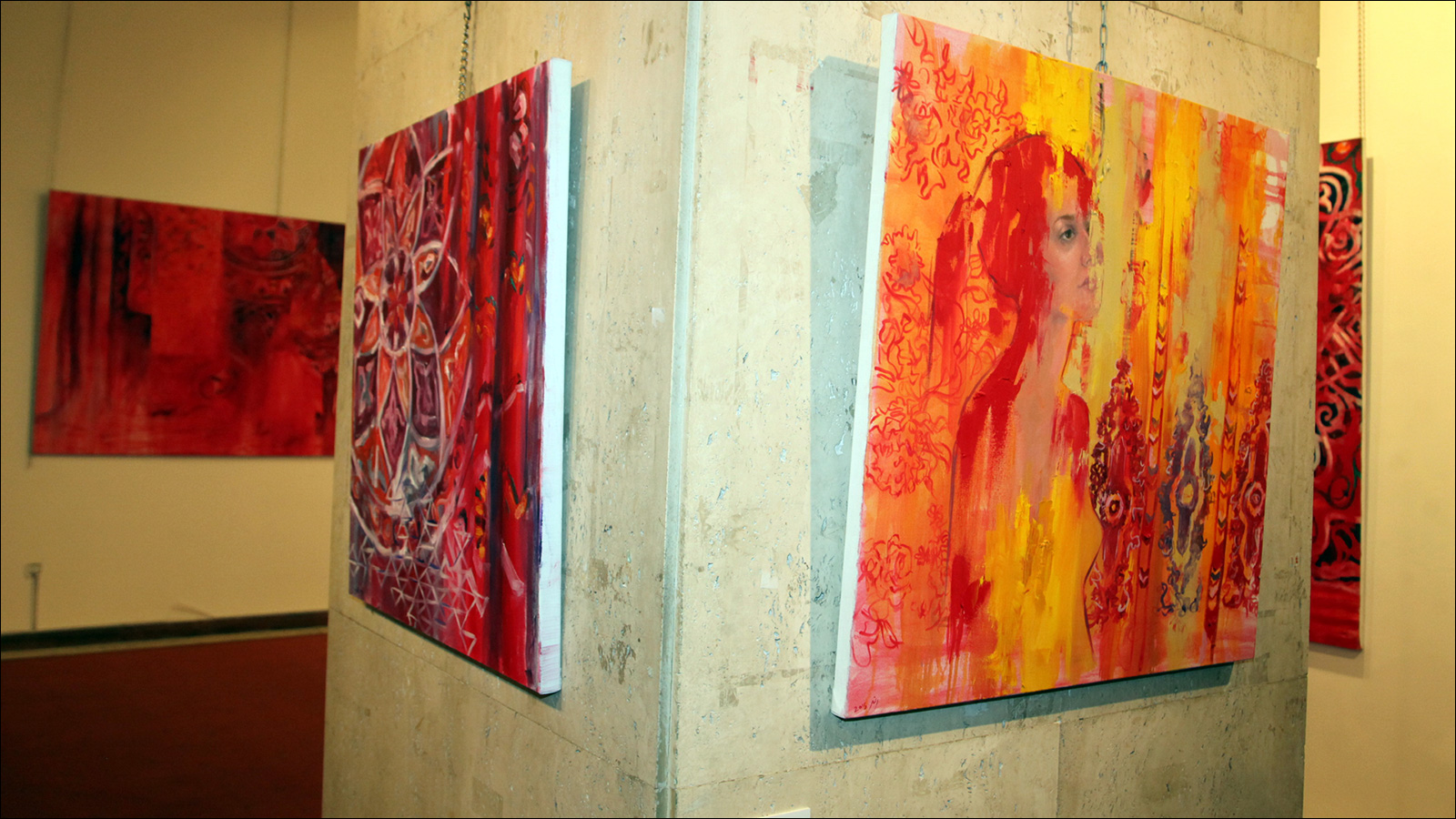 ‪معرض فني من الفعاليات المشاركة في المهرجان‬ (الجزيرة)