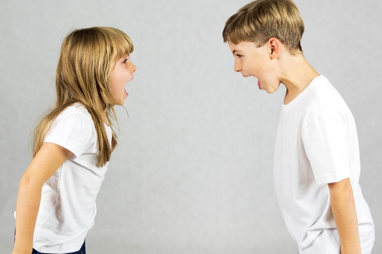 كيف تتفاعل عندما يقوم طفلك بعضك ؟