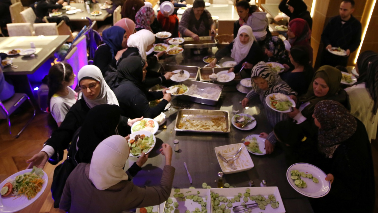 ‪مسلمون في مسجد بساو باولو في البرازيل يتناولون الإفطار في رمضان‬ (رويترز)