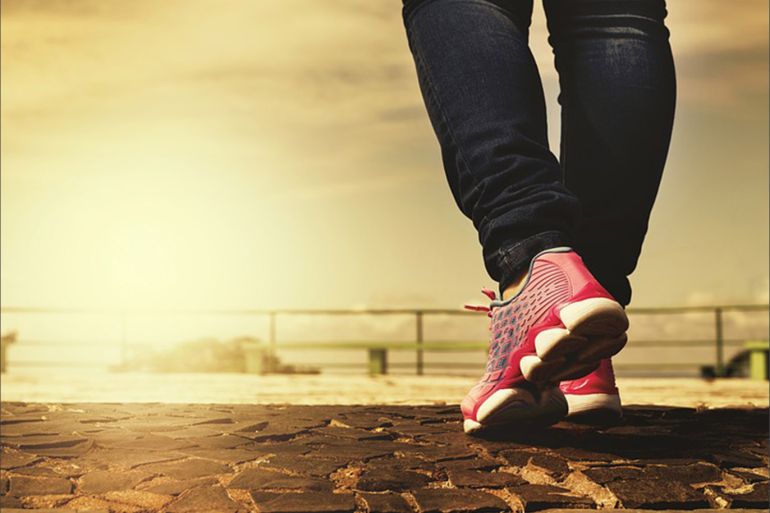 المشي الخفيف مدة 30 دقيقة يريح العضلات المتشنجة بسبب فترات القلق التي مررت بها خلال يومك (بيكسابي)
