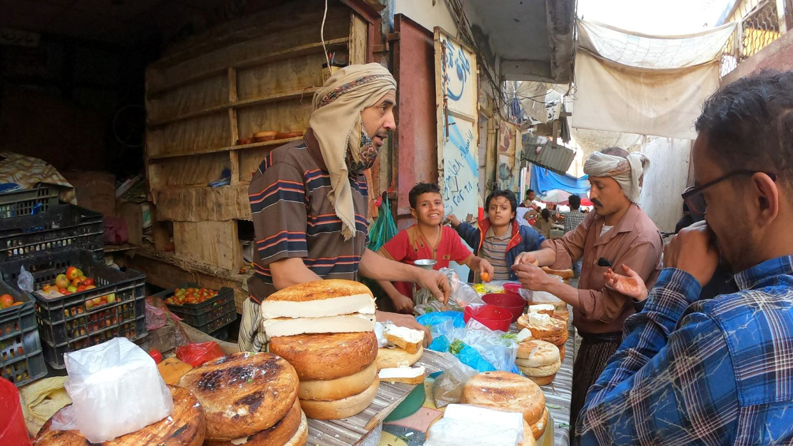 ‪بائع الجبن البلدي في مدينة تعز اليمنية‬ (الجزيرة)