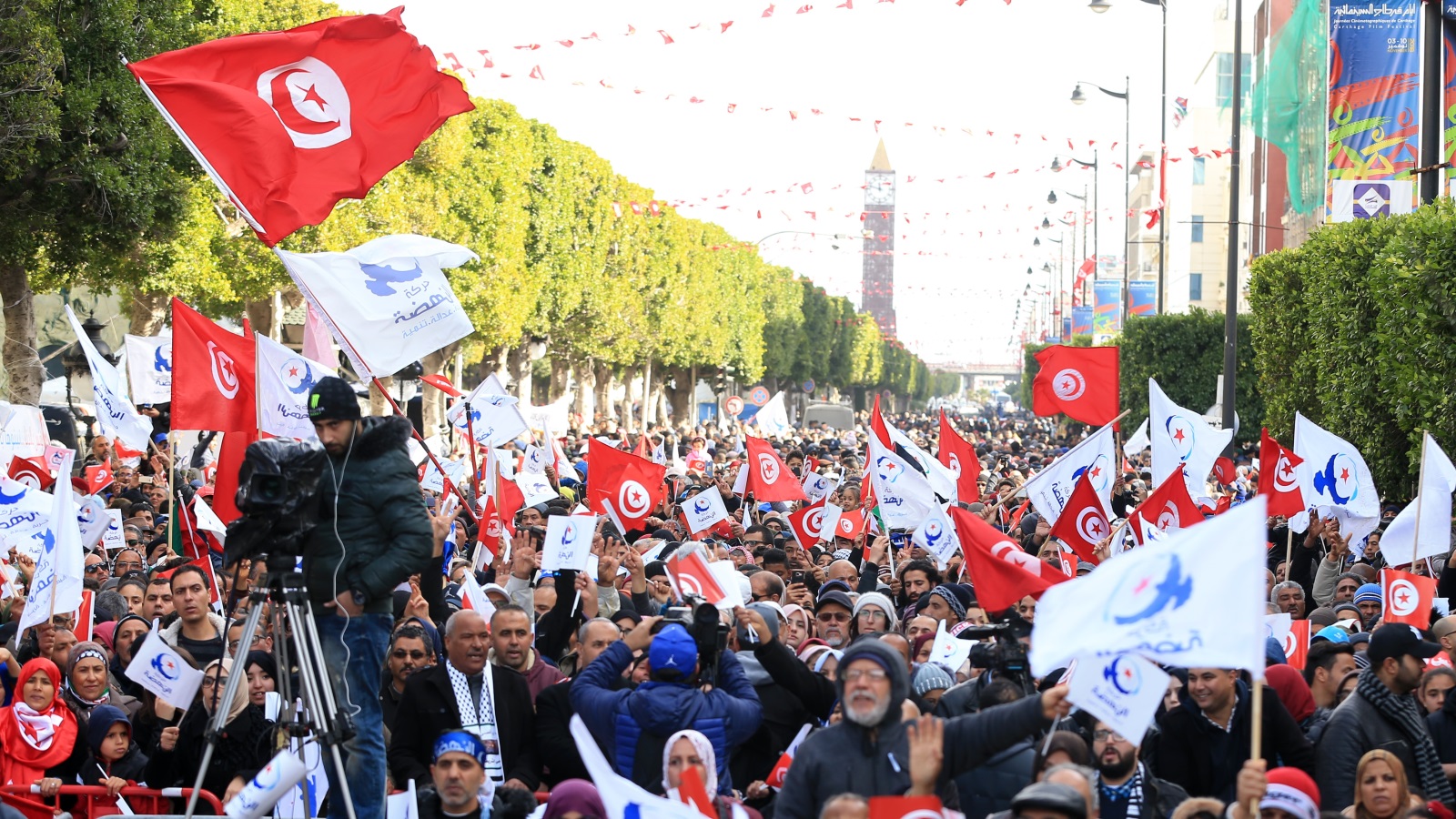 ‪أنصار حركة النهضة يحتفلون بذكرى الثورة‬ (الأناضول)