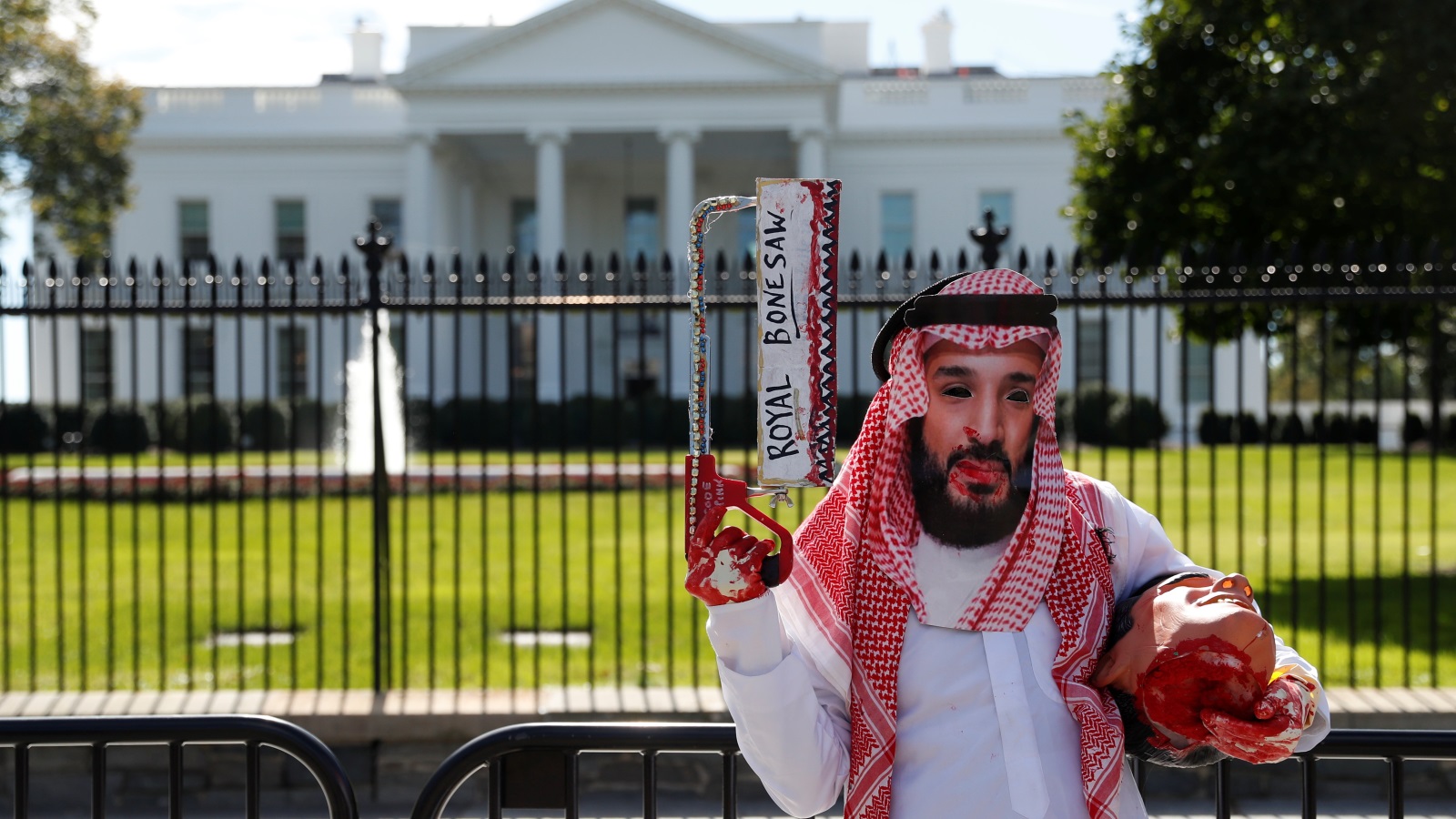 ‪أحد المنددين بولي العهد السعودي أمام البيت الأبيض‬  (رويترز)