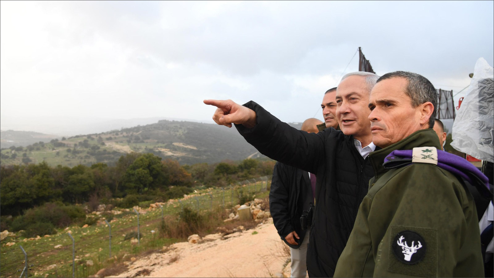 ‪رئيس الوزراء نتنياهو خلال جولة ميدانية في الحدود الشمالية‬ (الصحافة الإسرائيلية)