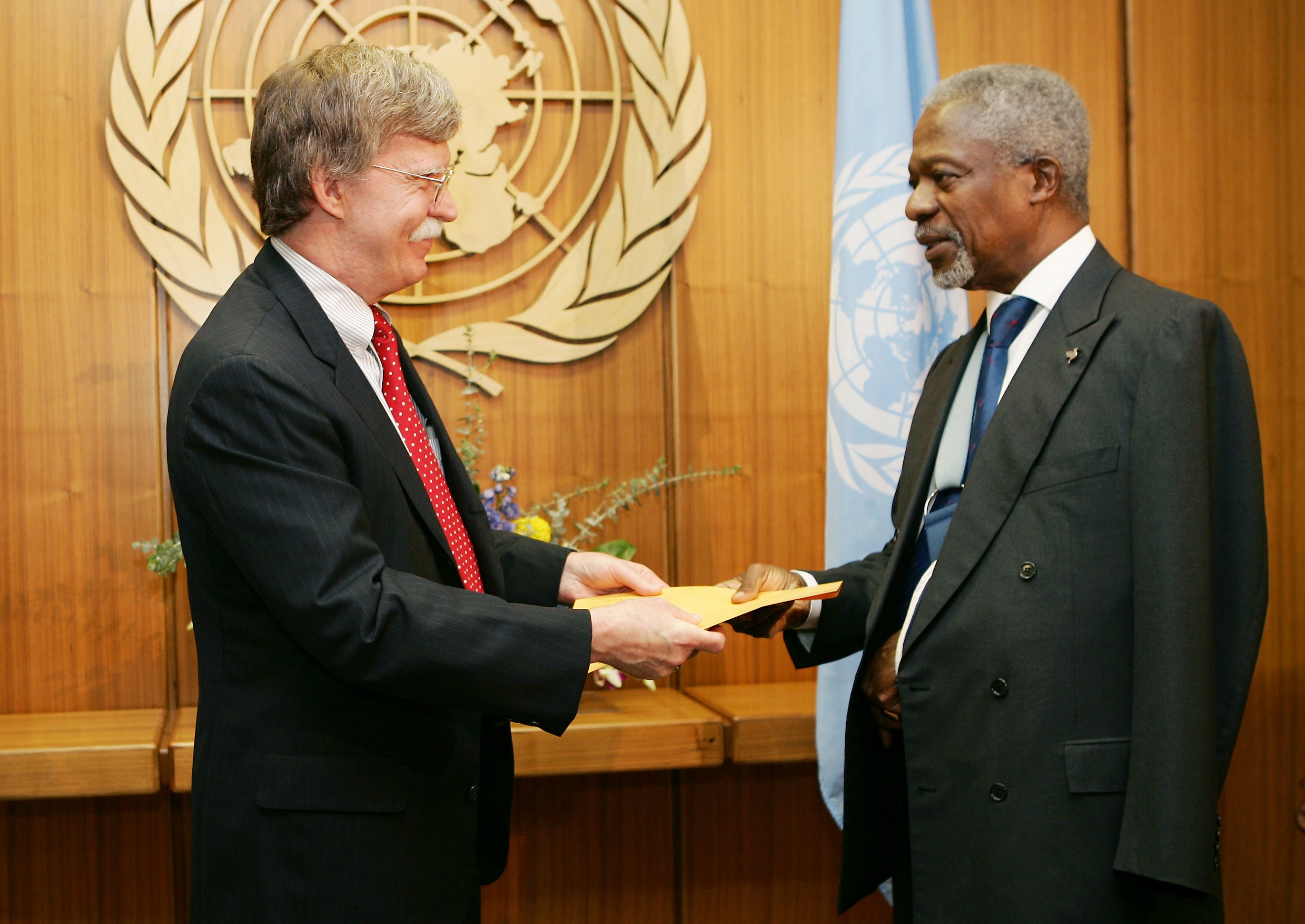 
السفير الأمريكي  لدى الأمم المتحدة -آنذاك- يقدم أوراق اعتماد للأمين العام للأمم المتحدة كوفي عنان في نيويورك 2005 (رويترز)
