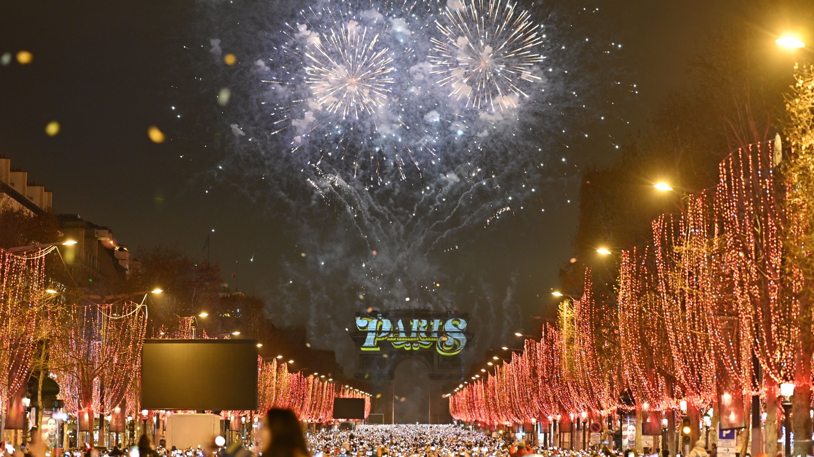 ‪لقطة من عرض الألعاب النارية والأضواء في باريس‬ (الأناضول)