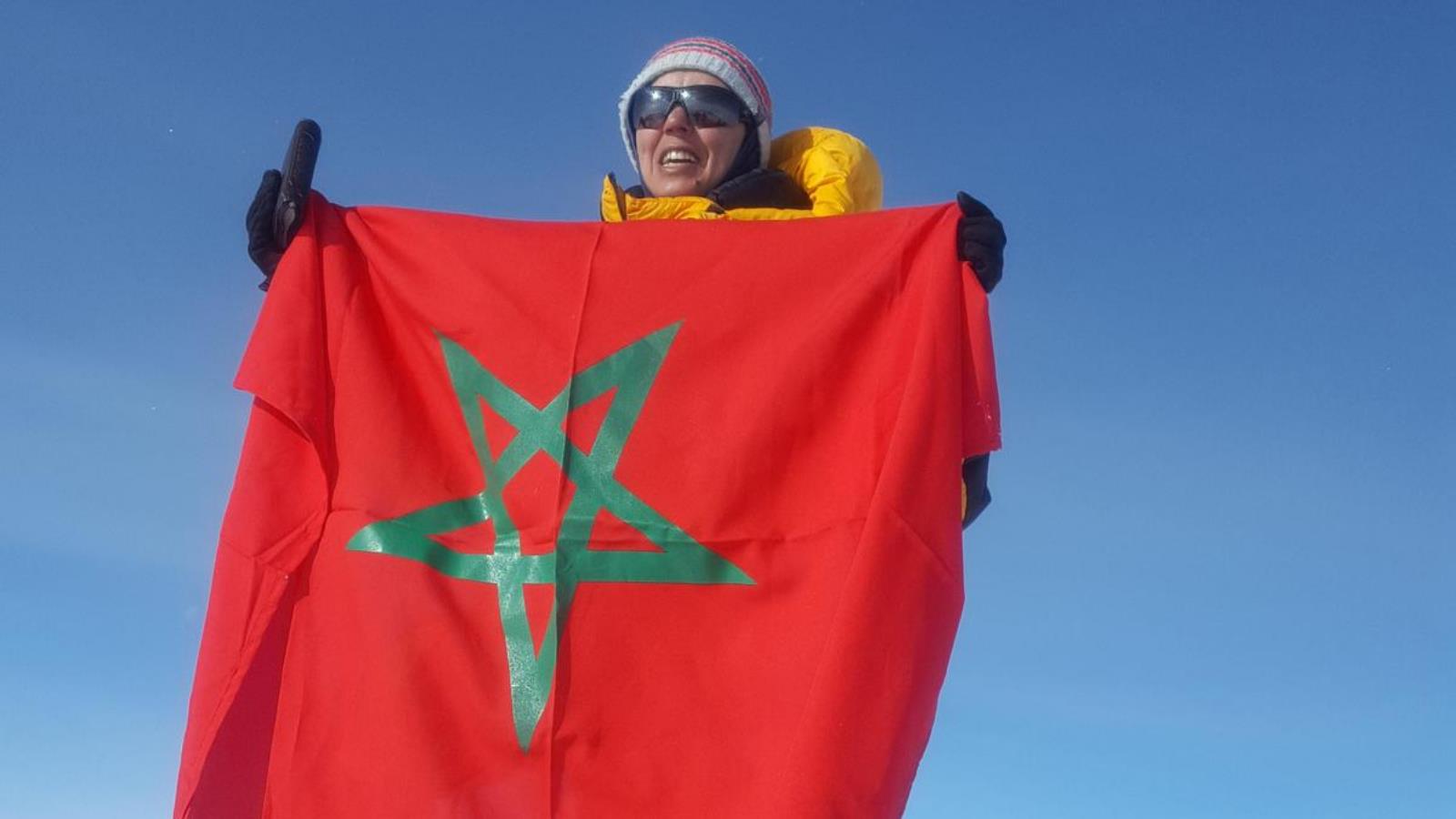 ‪المغربية بشرى بيبانو ترفع علم المغرب فوق قمة جبل فينوس في القطب الجنوب‬ (الجزيرة)