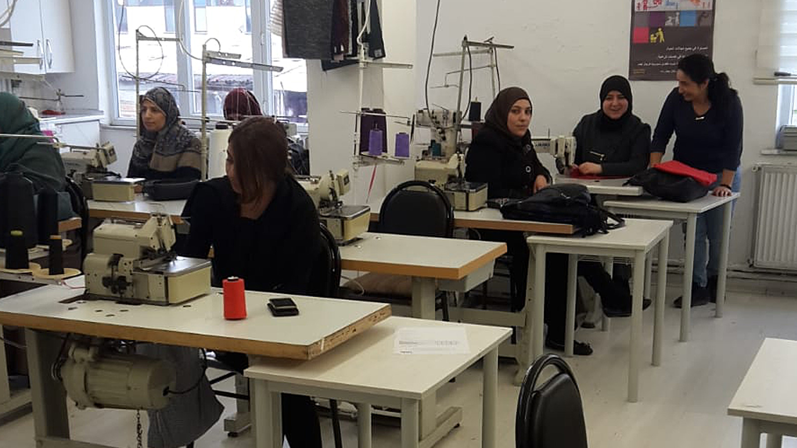 ‪المهاجرات في تركيا اخترن تعليم الخياطة وحياكة الصوف خاصة اللواتي لا معيل لهن‬ (الجزيرة)