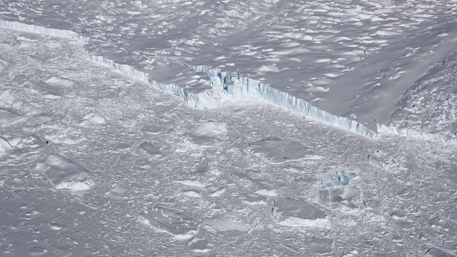 نهر جليدي في القارة القطبية الجنوبية صورته طائرة أبحاث تابعة لناسا (الفرنسية)