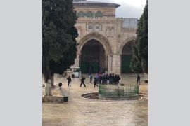 الشرطة الإسرائيلية تحمي مجموعة مقتحمين للمسجد الأقصى