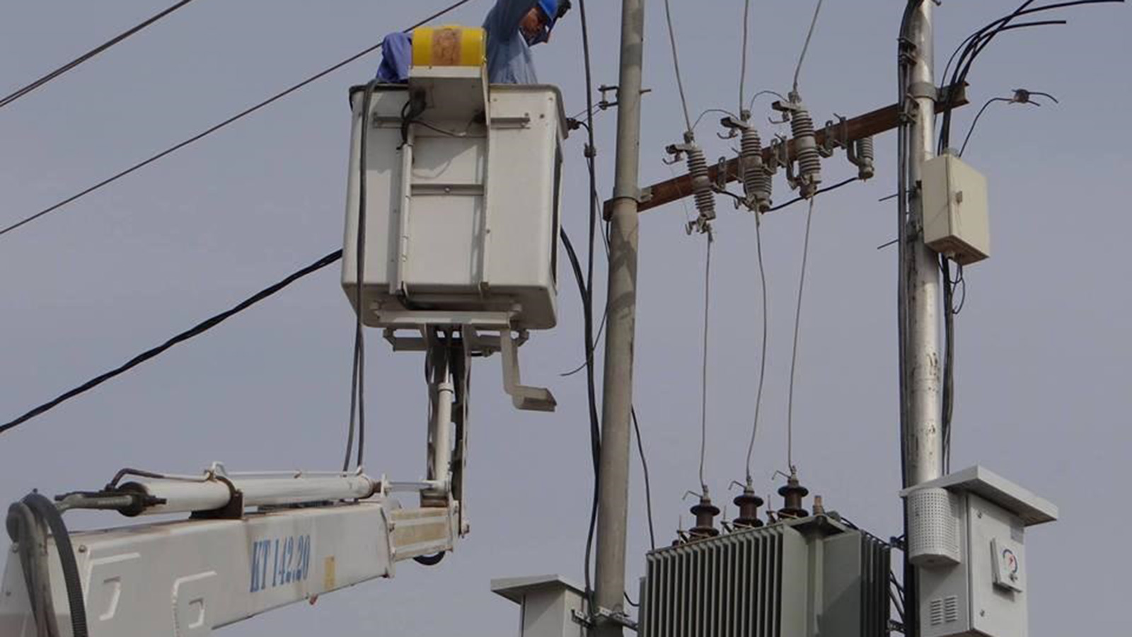 ‪الحكومات المتعاقبة منذ عام 2003 فشلت في حل مشكلة الكهرباء‬ (الجزيرة)