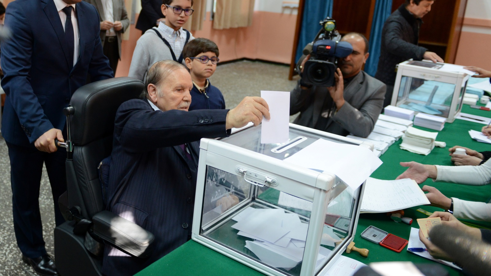 ‪بوتفليقة خلال اقتراعه بانتخابات عام 2017‬ (رويترز)