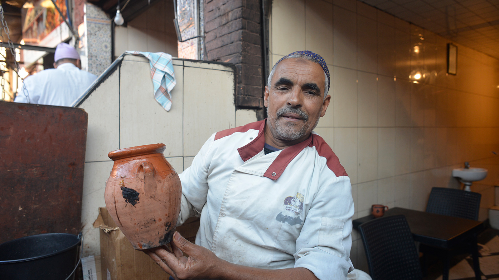 ‪مولاي البشير من أشهر طباخي الطنجية المراكشية يعدها في محل في سوق القصابين بالمدينة القديمة‬ (الجزيرة)