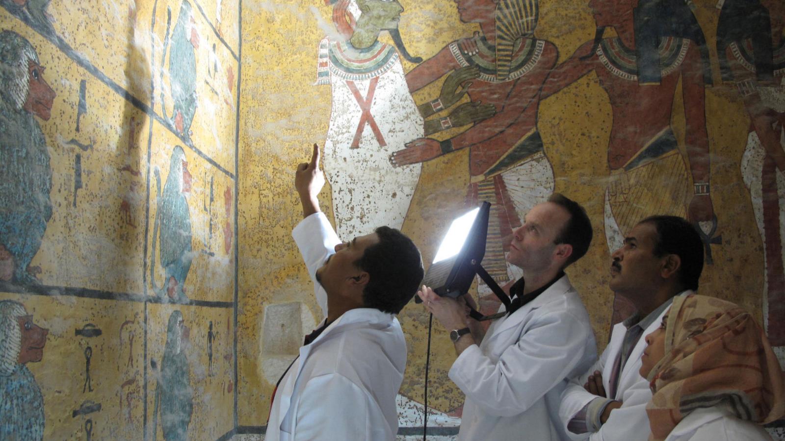 زيارة مقبرة توت عنخ آمون أصبحت اليوم أكثر راحة للناس وأقل ضررا للوحات الجدران (معهد جيتي للحفظ)