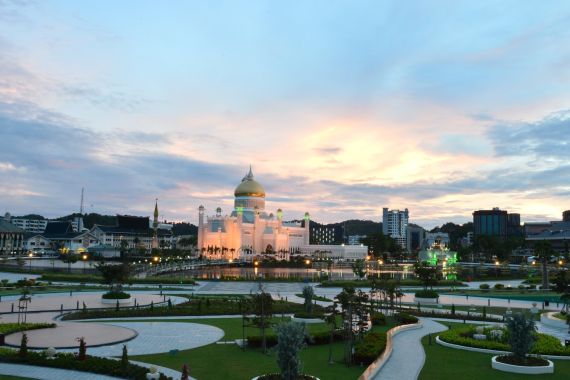 The Omar Ali Saifuddien Mosque is pictured in the centre of Bandar Seri Begawan, Brunei November 10, 2017. Picture taken November 10, 2017. REUTERS/Ahim Rani