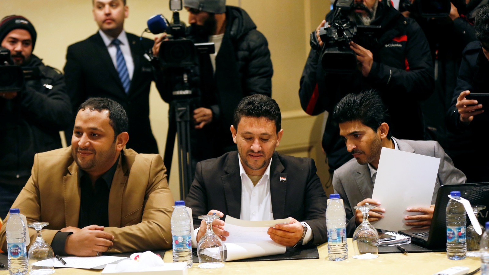 ‪المرتضى يتوسط أعضاء وفد الحوثيين بمفاوضات تبادل الأسرى والمفقودين في اليمن‬ (رويترز)