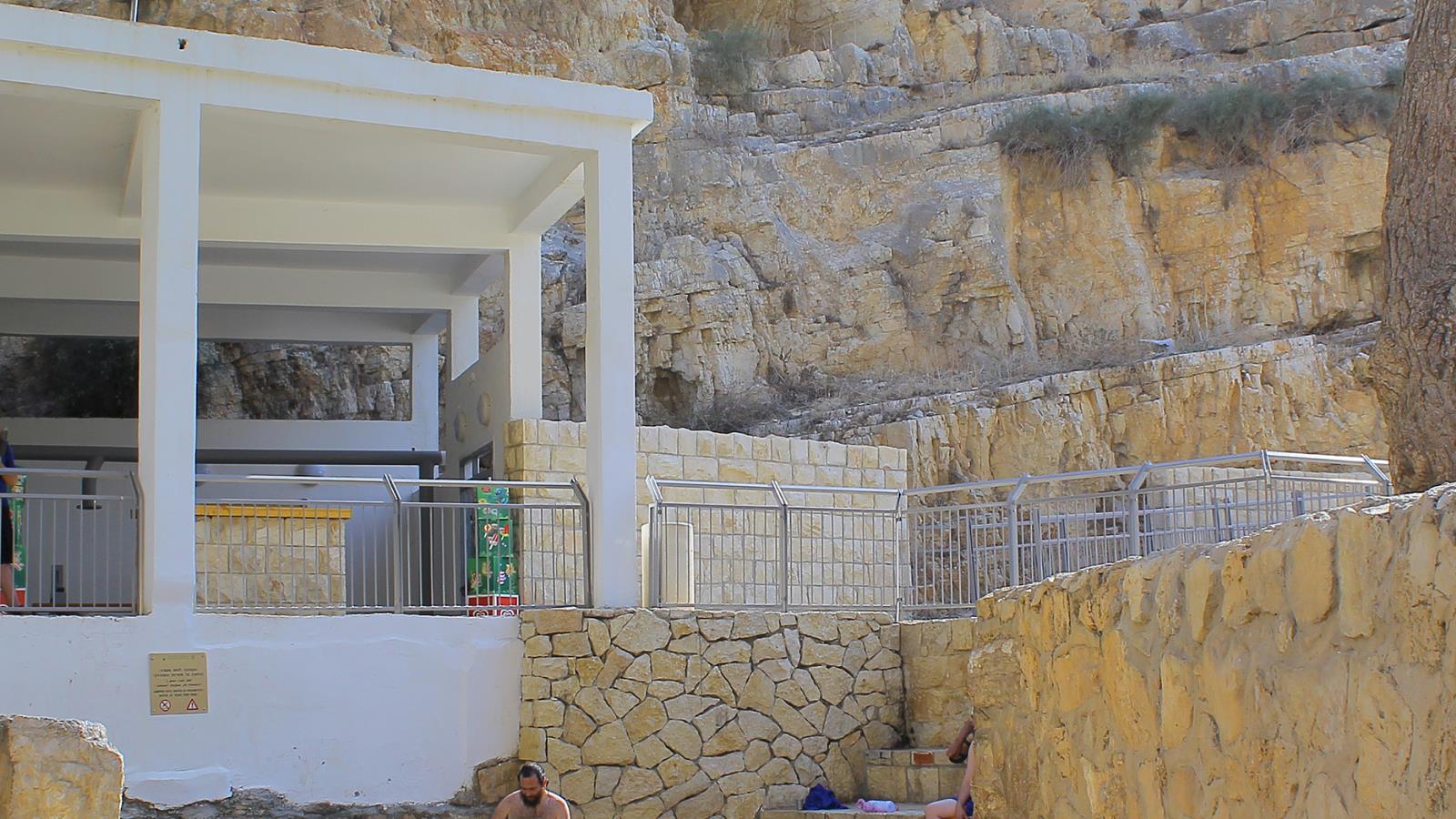 سياح أجانب ويهود بواد القلط في الضفة الغربية التي يستغلها الاحتلال للترويج لسياحته (الجزيرة)
