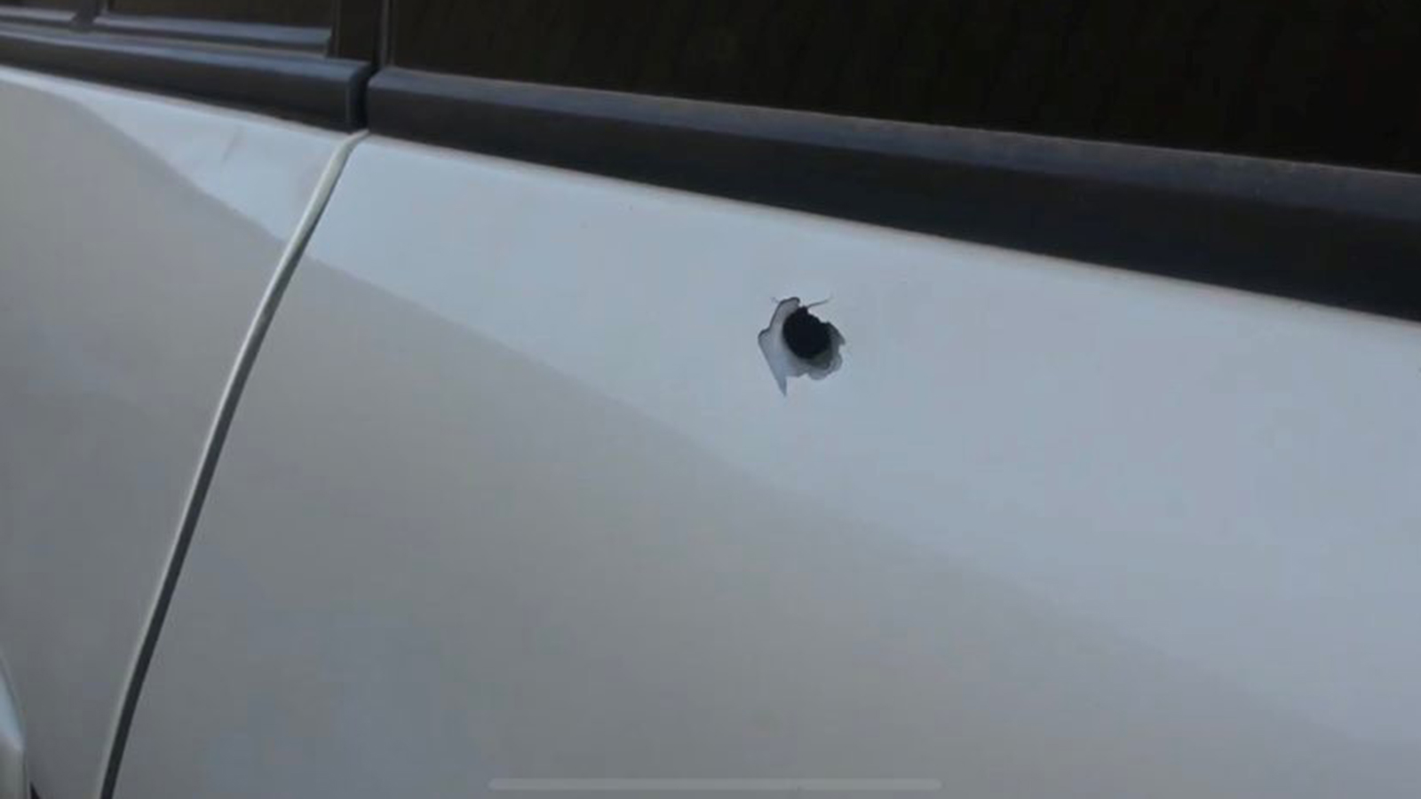 ‪رصاصة استهدفت سيارة في موكب وفد المراقبة الأممي في الحديدة‬ (الجزيرة)