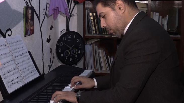 هكذا تحدى موسيقي عراقي التقاليد المحافظة بالنجف