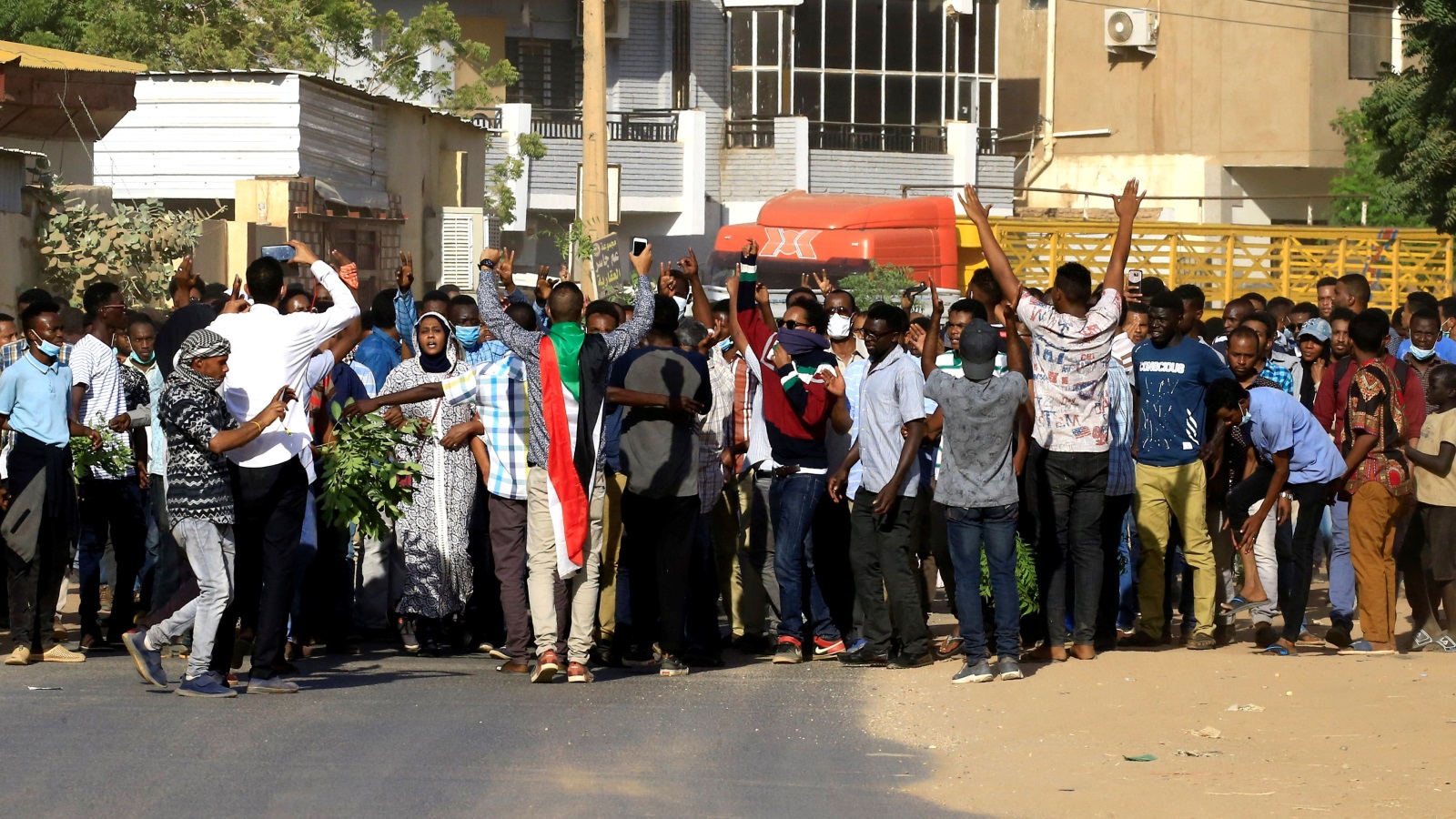 ‪السودان يشهد منذ ثلاثة أسابيع مظاهرات عارمة‬ (رويترز)
