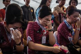 KARAWANG, INDONESIA - NOVEMBER 06: Families and colleagues of victims of Lion Air flight JT 610 cry on deck of Indonesian Navy ship KRI Banjarmasin during visit and pray at the site of the crash on November 6, 2018 in Karawang, Indonesia. Indonesian investigators said on Monday the airspeed indicator for Lion Air flight 610 malfunctioned during its last four flights, including the fatal flight on October 29, when the plane crashed into Java sea and killed all 189 people on board. The Boeing 737 plane crashed shortly after takeoff as investigators and agencies from around the world continue its week-long search for the main wreckage and cockpit voice recorder which might solve the mystery. (Photo by Ulet Ifansasti/Getty Images)