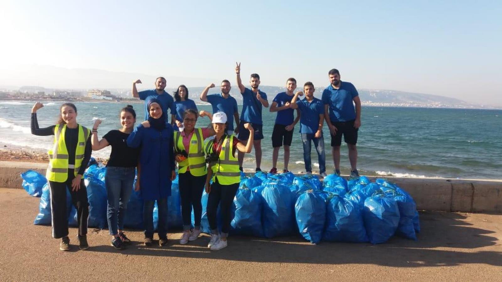 ‪جانب من حملة تنظيف شاطئ الميناء في مدينة طرابلس بالشمال اللبناني‬ (الجزيرة)
